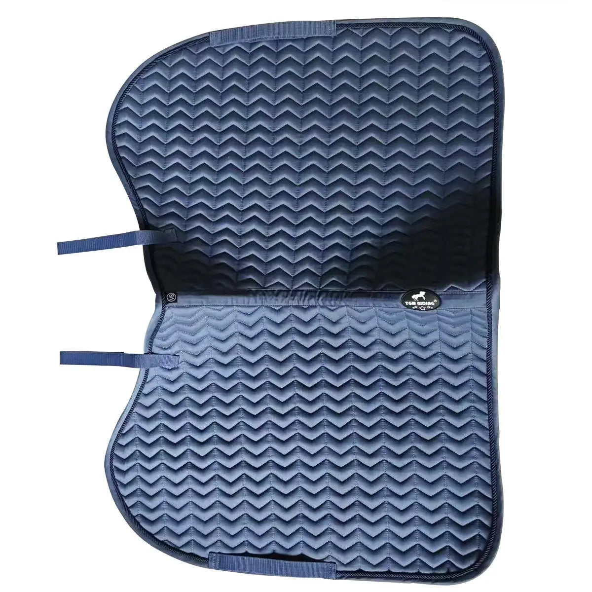 Classic saddle pad with elegant and unusual quilting. The girth loops are opened by touch tape fastener. The lining ensures good